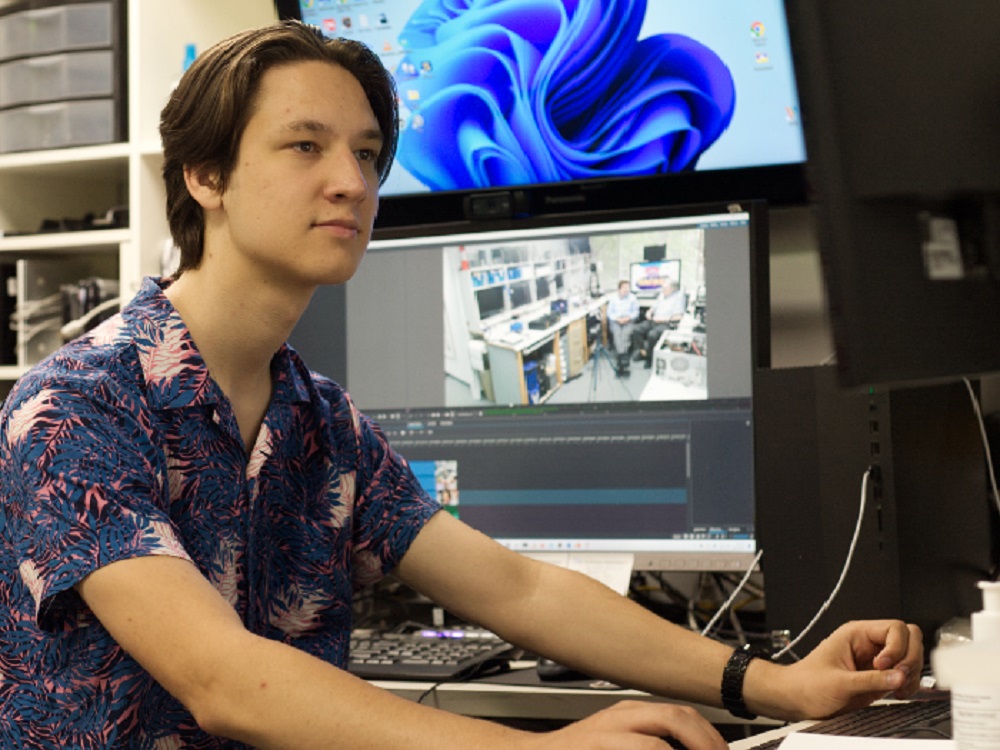 Alex editing a Web page